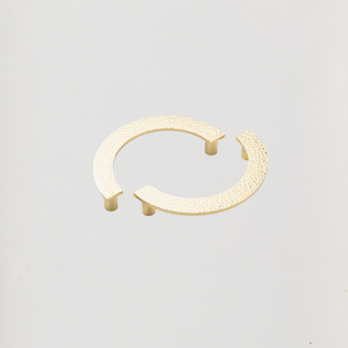 [LJO1128150] Narrow Tap Hammered Golden Half Moon Pull 
